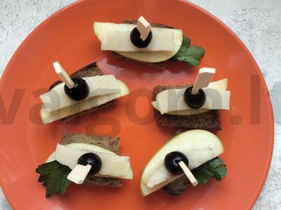 Kanarė „Laiveliai“ su obuoliu ir silke ant juodos duonos Žingsnis 6