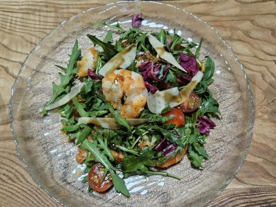 Baltymų salotas su rukola ir krevetėmis pagrindine nuotrauka
