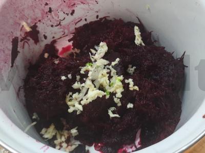 Burokėlių salotos su česnaku ir majonezu Žingsnis 4