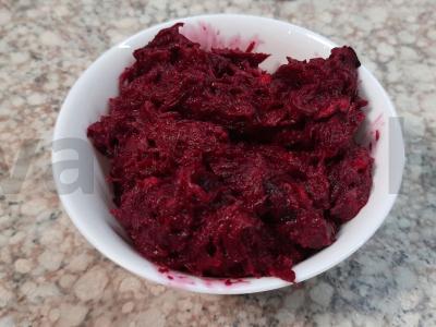 Burokėlių salotos su česnaku ir majonezu pagrindine nuotrauka