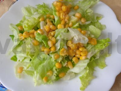 Lengvas salotas su putpelių kiaušiniais, kukurūzais ir sūriu Žingsnis 2