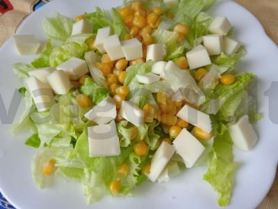 Lengvas salotas su putpelių kiaušiniais, kukurūzais ir sūriu Žingsnis 3