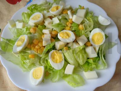 Lengvas salotas su putpelių kiaušiniais, kukurūzais ir sūriu Žingsnis 4