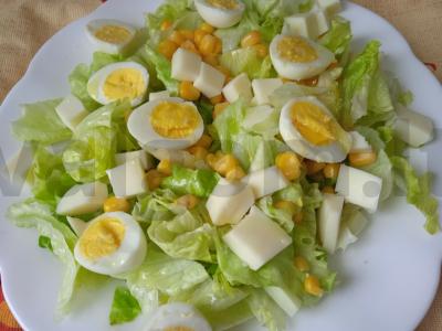 Lengvas salotas su putpelių kiaušiniais, kukurūzais ir sūriu pagrindine nuotrauka