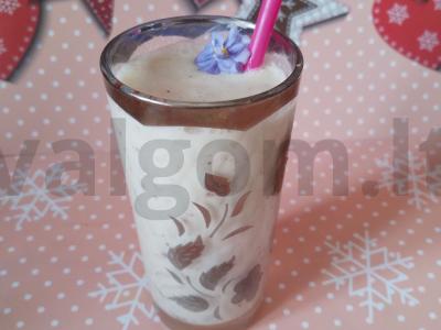 Saldus smūdis su džiovintais vaisiais, obuoliu ir jogurtu pagrindine nuotrauka