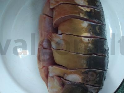 Keptas karpis su svogūnais ir citrina Žingsnis 1