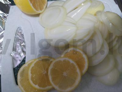 Keptas karpis su svogūnais ir citrina Žingsnis 2