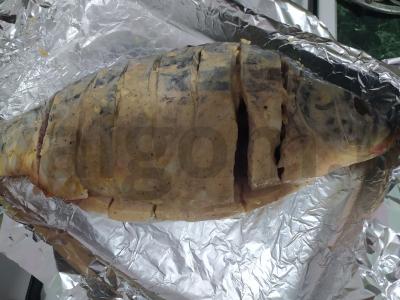 Keptas karpis su svogūnais ir citrina pagrindine nuotrauka