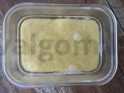 Šiltas salotas su kuskusu, pomidorais ir špinatais Žingsnis 1