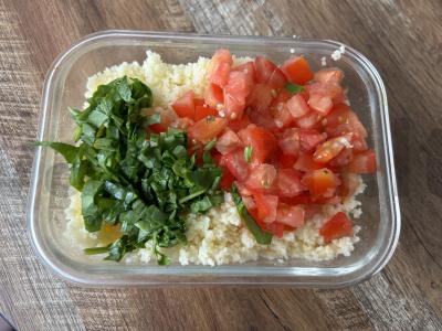 Šiltas salotas su kuskusu, pomidorais ir špinatais Žingsnis 3