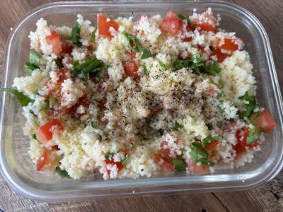 Šiltas salotas su kuskusu, pomidorais ir špinatais Žingsnis 4