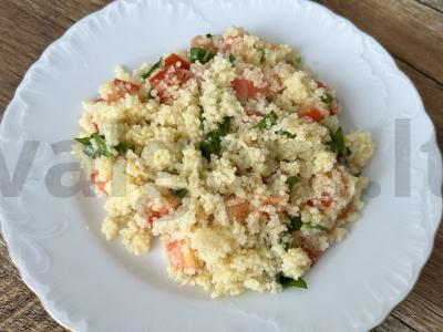 Šiltas salotas su kuskusu, pomidorais ir špinatais pagrindine nuotrauka