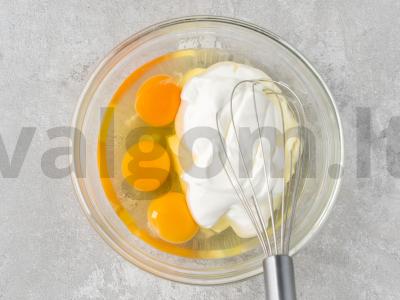 Žuvies pyragas su svogūnais ir kiaušiniais Žingsnis 3