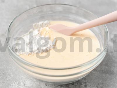 Žuvies pyragas su svogūnais ir kiaušiniais Žingsnis 4