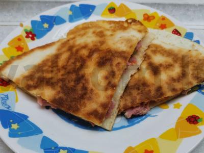 Kezadija su dešra ir žirniais pagrindine nuotrauka