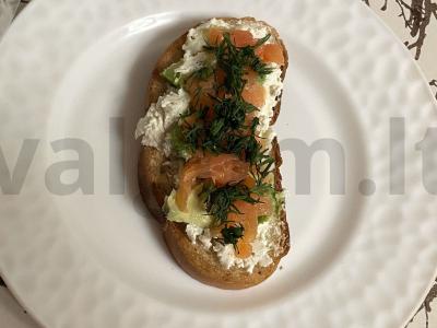 Skrebučiai su traškia duona ir žuvimi sveikam pusryčiui pagrindine nuotrauka