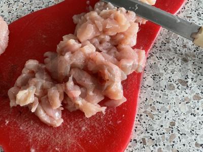 Smulkintos kotletai su svogūnais ir krapais Žingsnis 1