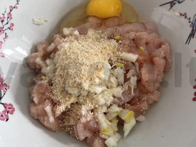 Smulkintos kotletai su svogūnais ir krapais Žingsnis 5