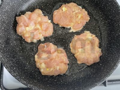 Smulkintos kotletai su svogūnais ir krapais Žingsnis 7