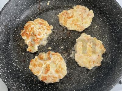 Smulkintos kotletai su svogūnais ir krapais Žingsnis 8