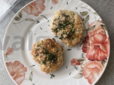 Smulkintos kotletai su svogūnais ir krapais pagrindine nuotrauka