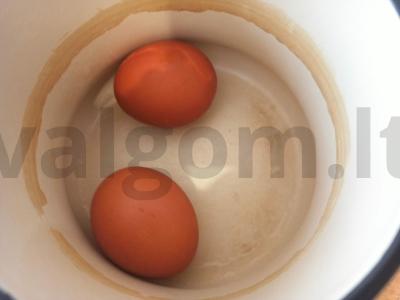 Salotas su virtomis kiaušiniais, sūriu ir žolelėmis Žingsnis 1