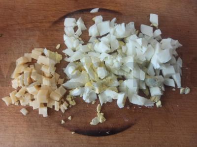 Salotas su virtomis kiaušiniais, sūriu ir žolelėmis Žingsnis 2