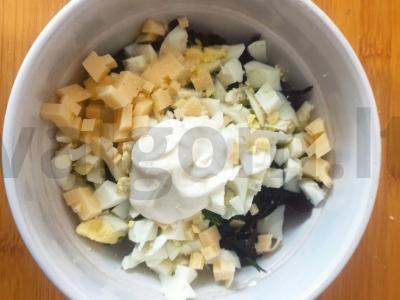 Salotas su virtomis kiaušiniais, sūriu ir žolelėmis Žingsnis 4