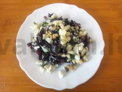 Salotas su virtomis kiaušiniais, sūriu ir žolelėmis pagrindine nuotrauka