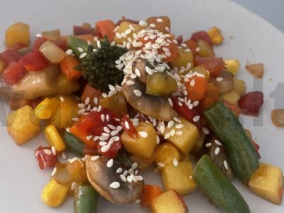 Daržovės tailandietiškai vakarienei pagrindine nuotrauka