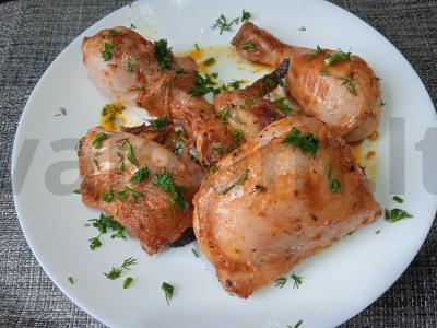 Kepta vištiena pomidorų marinate su pipirų mišiniu pagrindine nuotrauka