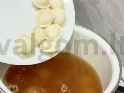 Koldūnai grybų sultinyje su žolelėmis Žingsnis 4