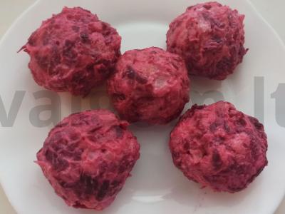 Bulvių ir burokėlių rutuliukai pagrindine nuotrauka