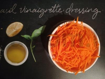 Morkų salotas su keptu svogūnu ir baltu sezamu Žingsnis 1