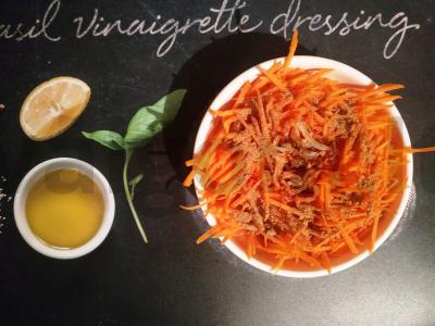 Morkų salotas su keptu svogūnu ir baltu sezamu Žingsnis 3