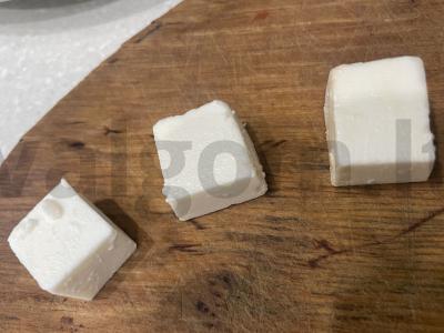 Kanarė su alyvuogėmis, sūriu, vynuogėmis ir žolelėmis Žingsnis 1