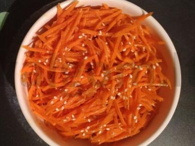 Morkų salotas su keptu svogūnu ir baltu sezamu pagrindine nuotrauka
