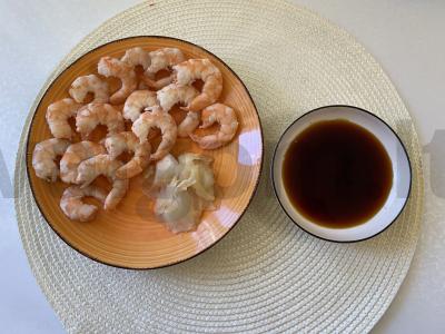 Virti karališki krevetės su prieskoniais ir sojų padažu pagrindine nuotrauka