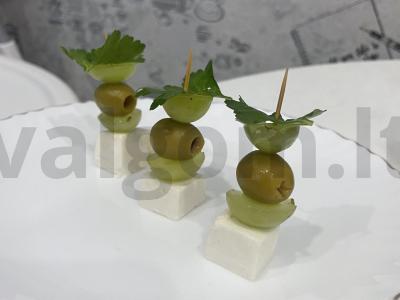 Kanarė su alyvuogėmis, sūriu, vynuogėmis ir žolelėmis pagrindine nuotrauka