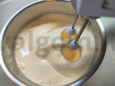 Šarlotė su ruduoju cukrumi ir likieriumi Žingsnis 1