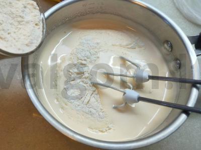 Šarlotė su ruduoju cukrumi ir likieriumi Žingsnis 2