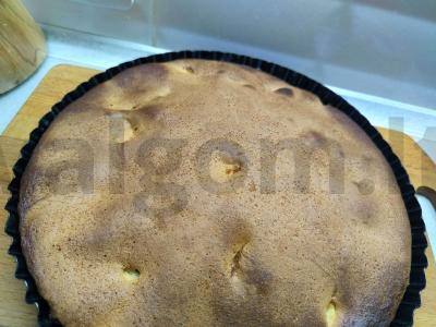 Šarlotė su ruduoju cukrumi ir likieriumi pagrindine nuotrauka