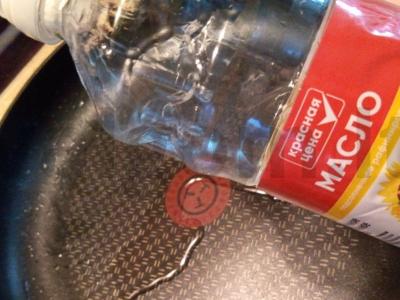 Karštas šuo su korėjietiška morkų salotomis ir pomidorais Žingsnis 1