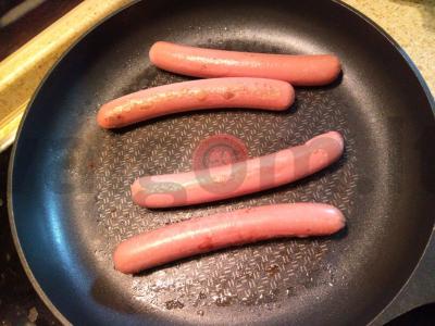 Karštas šuo su korėjietiška morkų salotomis ir pomidorais Žingsnis 2