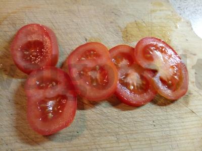 Karštas šuo su korėjietiška morkų salotomis ir pomidorais Žingsnis 3