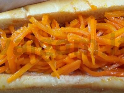 Karštas šuo su korėjietiška morkų salotomis ir pomidorais Žingsnis 5