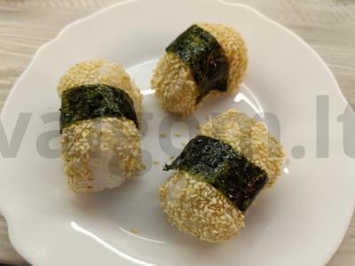 Onigiri su varškės sūriu ir pomidoru pagrindine nuotrauka