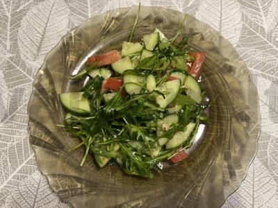 Daržovių salotas su rukola ir graikiniais riešutais pagrindine nuotrauka