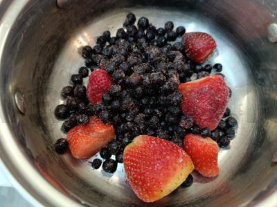 Braškinių-mėlynių kisielius Žingsnis 1