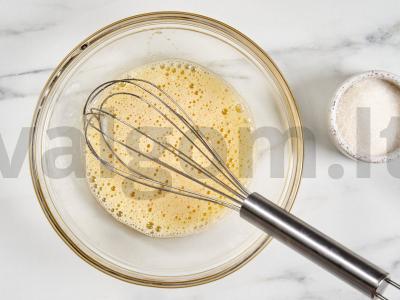 Pyragėliai su kefyru keptuvėje Žingsnis 1